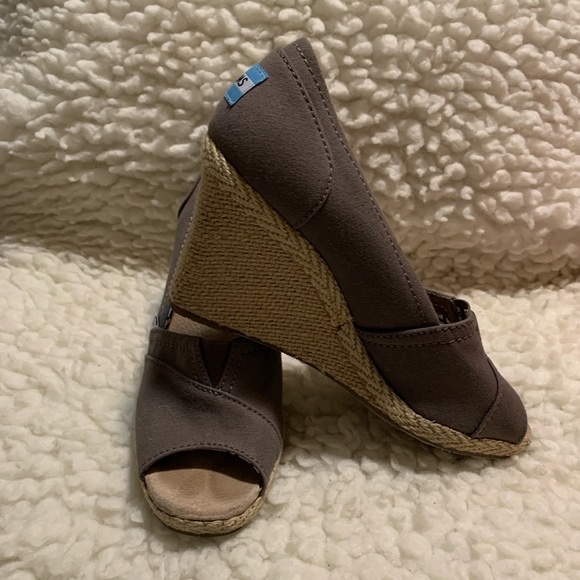 Toms Grey Wedge Sandal, size 6 - Picture 3 of 7